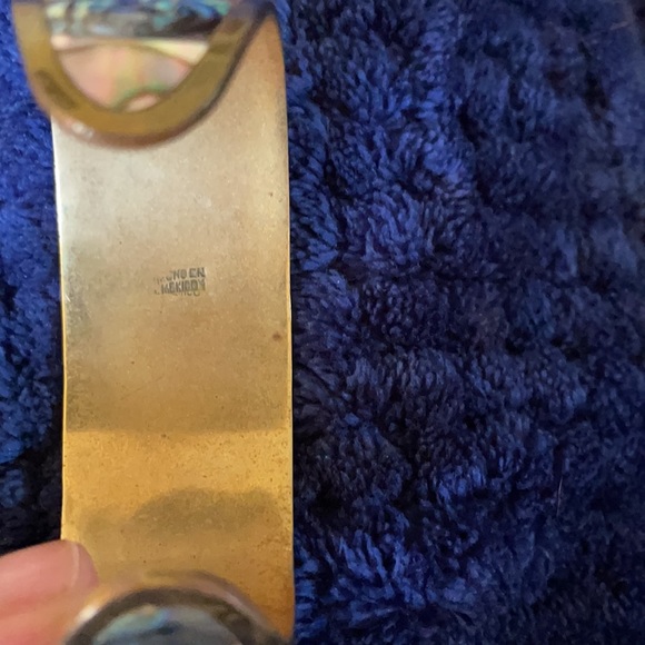 Vintage gold-tone metal and abalone cuff bracelet - Picture 4 of 4